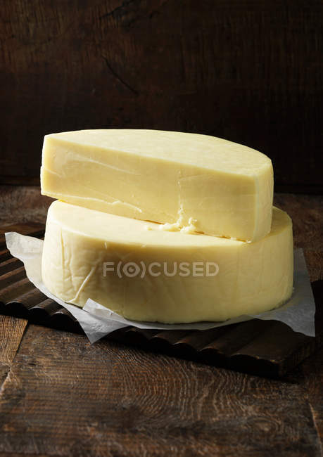 Сыр Duddleswell на деревянной поверхности — стоковое фото