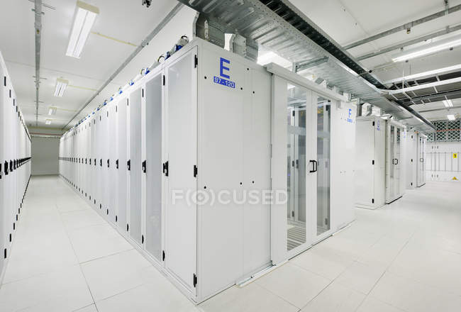 Коридор и угол в белой серверной комнате — стоковое фото