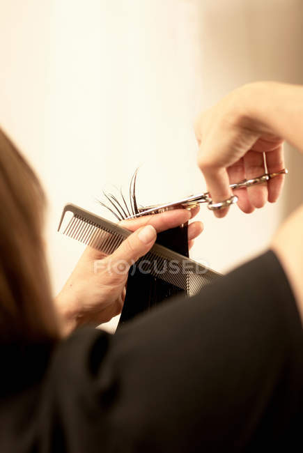 Parrucchiere taglio clienti capelli, primo piano vista parziale — Foto stock