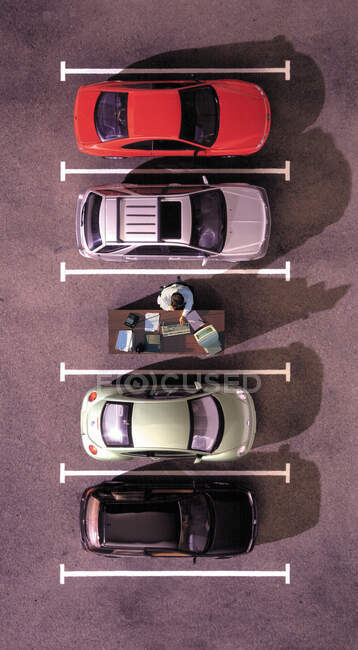 Overhead view of desk in parking lot — Stock Photo