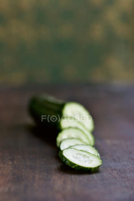 Close up tiro de pepino fatiado na mesa de madeira — Fotografia de Stock