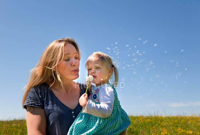 Mother and daughter standing in field — Stock Photo
