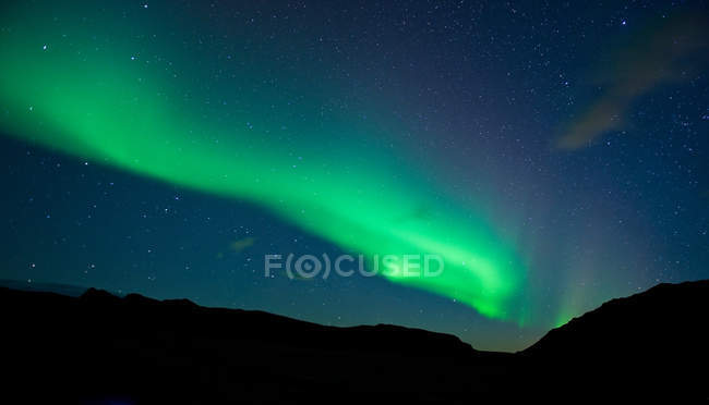 Luces boreales en cielo nocturno - foto de stock