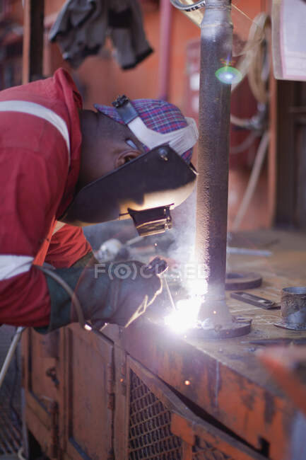 Soldadura do trabalhador em equipamento de óleo — Fotografia de Stock