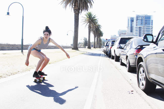 Молодая женщина скейтбординг, Порт Мельбурн, Мельбурн, Австралия — стоковое фото