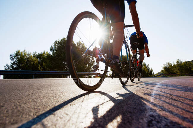 Ciclo de carreras en el día soleado - foto de stock
