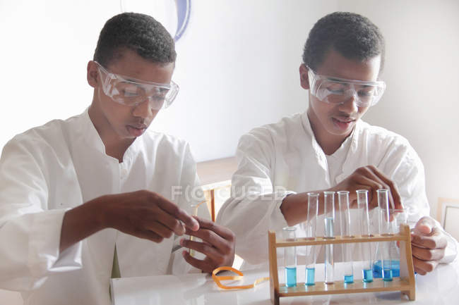 Estudiantes trabajando en laboratorio de ciencias - foto de stock
