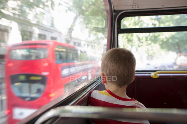 Молодий хлопчик на двоповерховий автобус в Лондоні — стокове фото