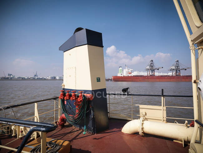 Rebocador no mar perto de docas — Fotografia de Stock