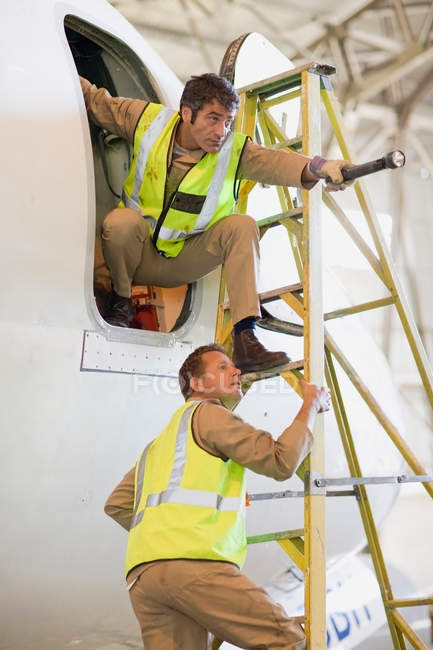 Flugzeugarbeiter auf Leiter — Stockfoto