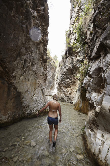 Giovane donna che remava nel torrente tra la formazione rocciosa, Costa del Sol, Spagna — Foto stock