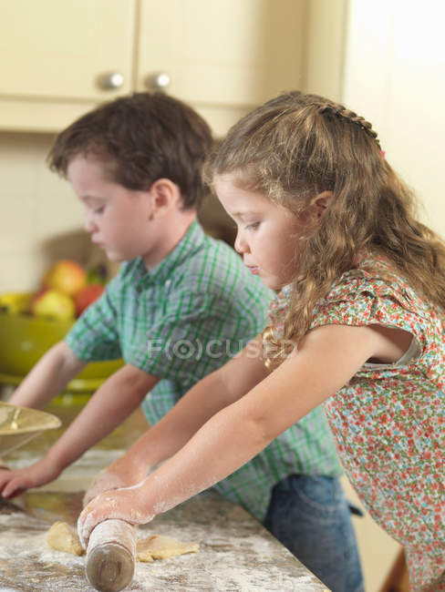 Діти випікають разом на кухні — стокове фото