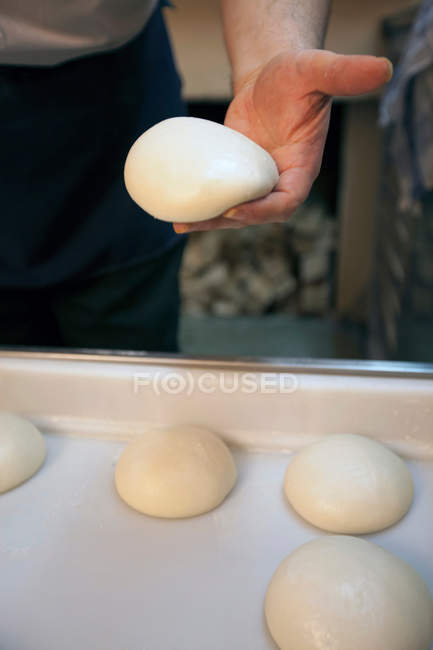 Chef segurando pão de massa de pizza — Fotografia de Stock