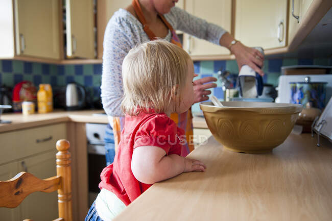 Toddler girl baking with mother — Stock Photo