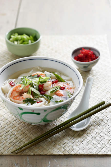 Vietnamese prawns with chilli and mint — Stock Photo