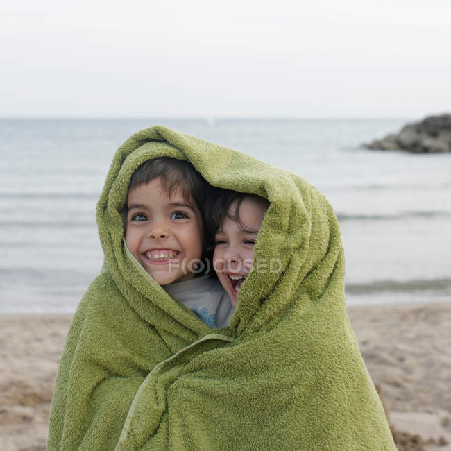 Dos niños pequeños en toalla - foto de stock