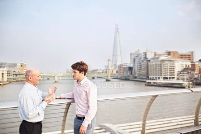 Deux hommes sur Millennium Bridge, Londres, Angleterre, Royaume-Uni — Photo de stock