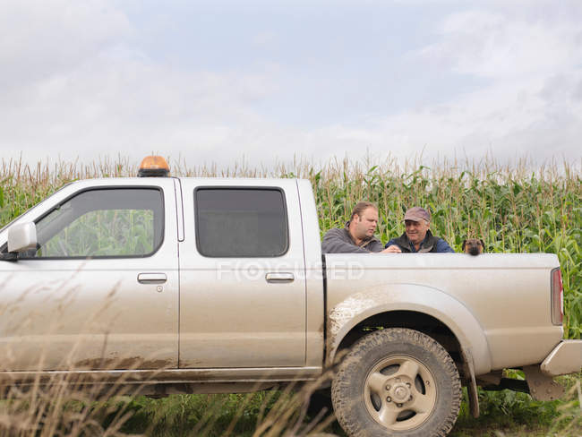 Agricoltori e cane con pick-up camion — Foto stock