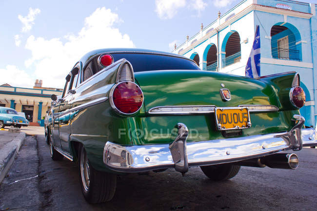 Закрытие задних фонарей зеленого винтажного автомобиля, Куба — стоковое фото