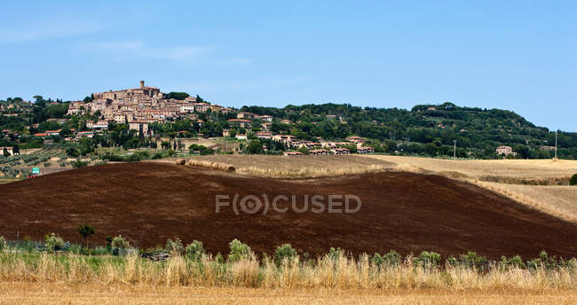 City and crop fields — Stock Photo