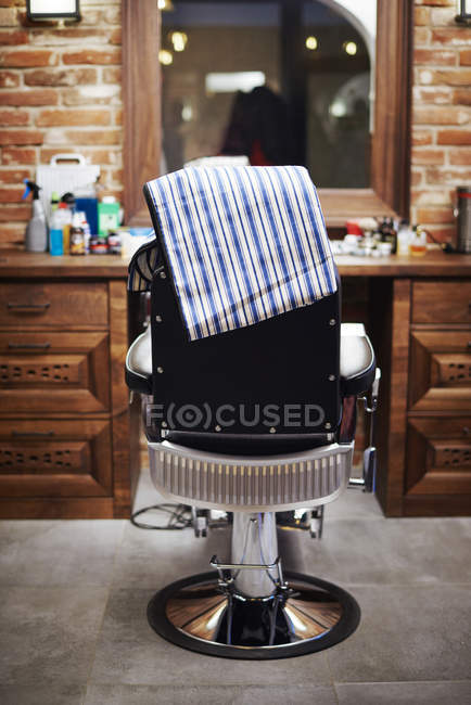 Barbiers ombrage avec serviette, vue arrière — Photo de stock