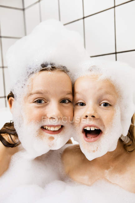 Niños jugando con burbujas en el baño, enfoque selectivo - foto de stock