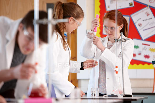 Estudiantes trabajando en laboratorio de química - foto de stock