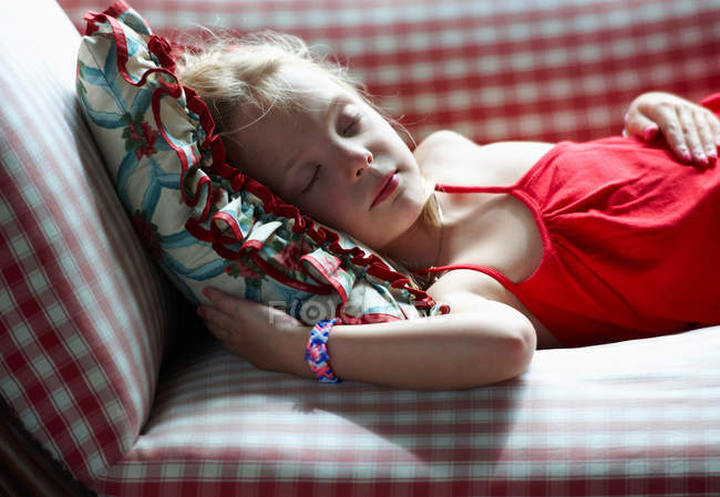Mädchen schläft auf Couch, Fokus auf Vordergrund — Stockfoto