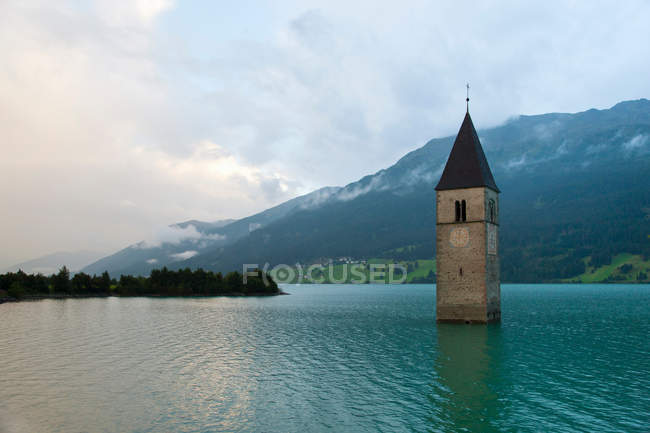 Torre dell'orologio sommersa nel lago — Foto stock