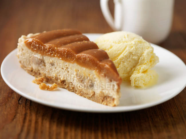 Banoffi pie and ice cream on plate — Stock Photo
