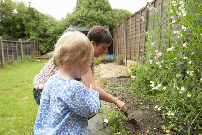 Mother and daughter gardening — Stock Photo