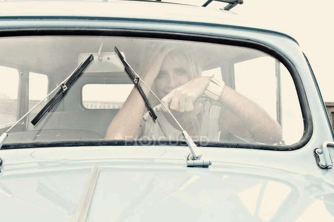 Улыбающаяся женщина за рулем машины — стоковое фото