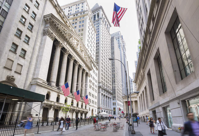 Bolsa de Nueva York y banderas americanas, Nueva York, EE.UU. - foto de stock