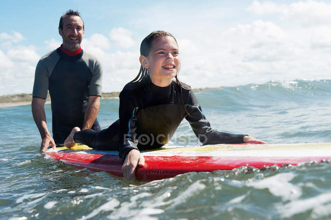 Батько і дочка серфінгують разом — стокове фото