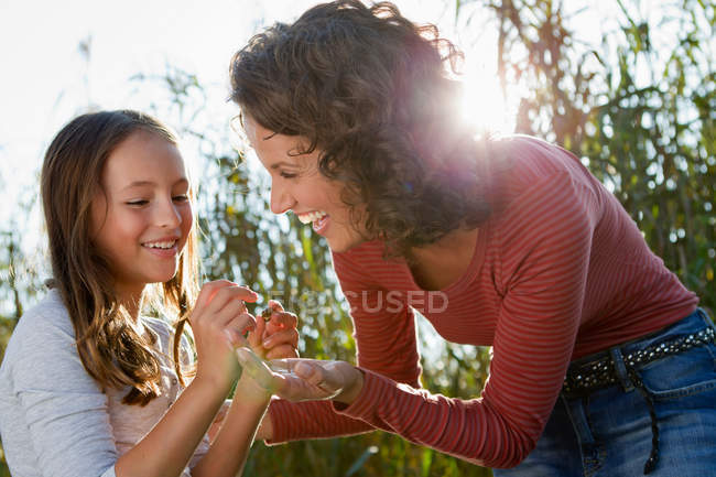 Madre e hija hablando al aire libre - foto de stock