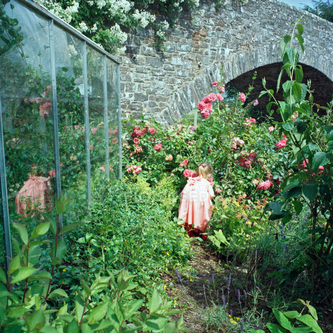 Девушка играет в цветы — стоковое фото