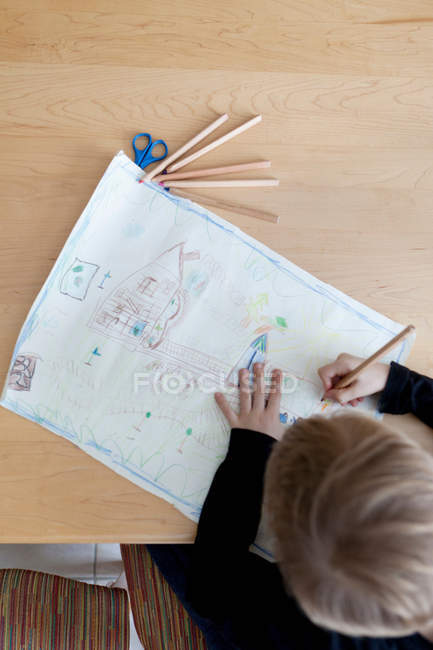 Niño dibujo con lápices de colores - foto de stock