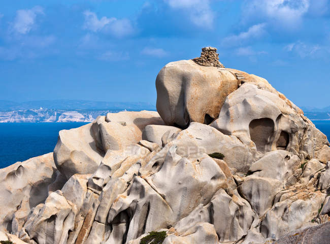Formaciones rocosas en la costa - foto de stock