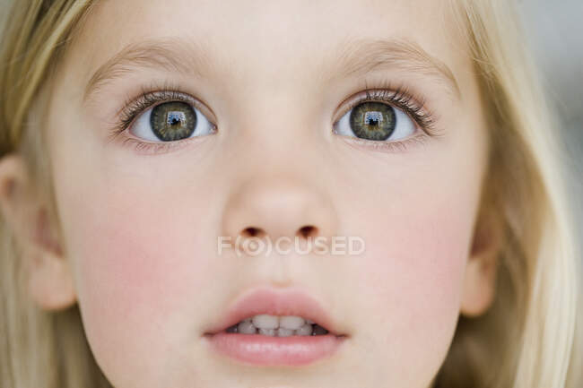 Young girl looking dazzled — Stock Photo