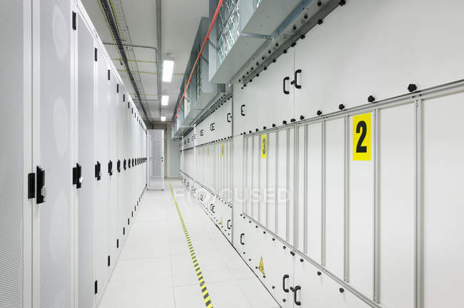 Отмеченный коридор в серверной — стоковое фото