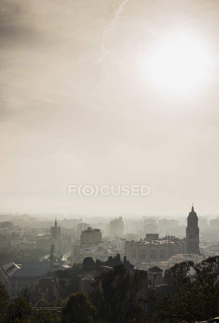 Veduta aerea della città di malaga in nebbia, Spagna — Foto stock