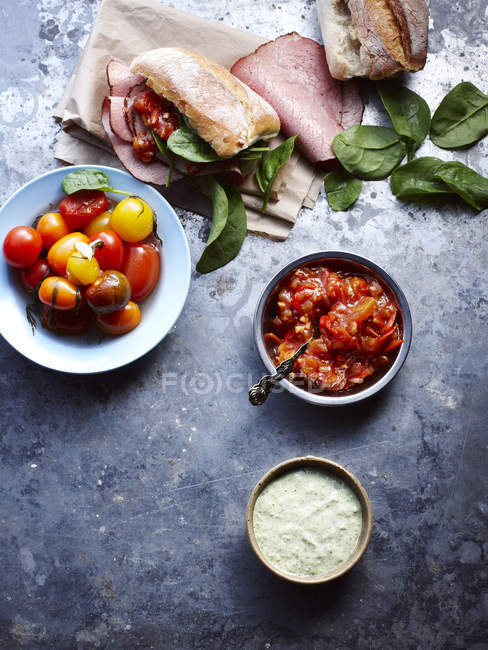 Шинка і хліб з томатним чилі варенням — стокове фото