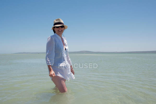 Mulher mais velha andando na água — Fotografia de Stock
