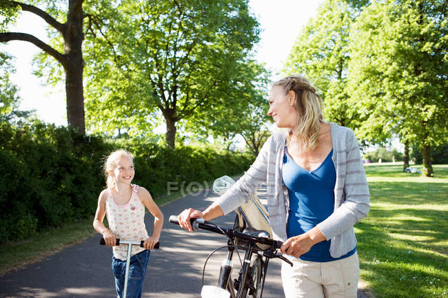 Мать и дочь прогуливаются в парке — стоковое фото