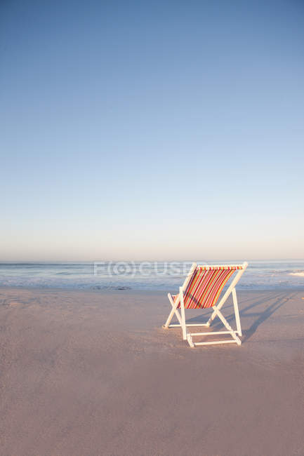 Cadeira de gramado colocado na praia arenosa — Fotografia de Stock