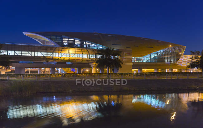 Estación de metro Downtown Dubai por la noche - foto de stock