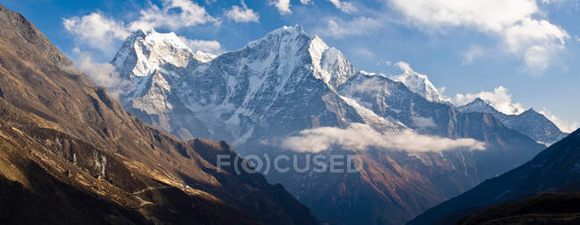 Montanhês nevado e céu azul — Fotografia de Stock