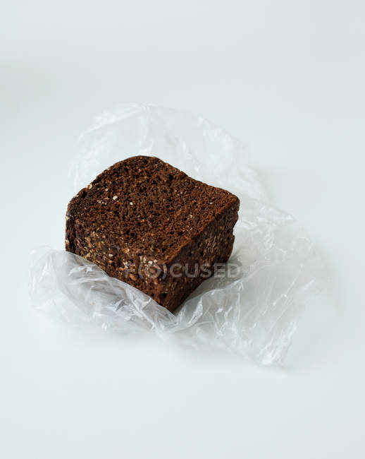 Pieza de pan de centeno oscuro - foto de stock