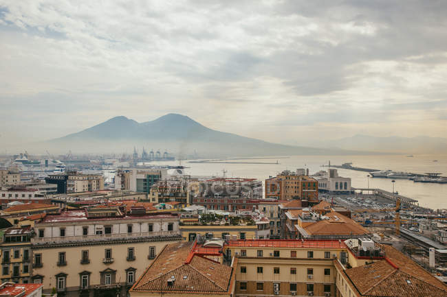 Vista del Monte Vesubio sobre Nápoles - foto de stock