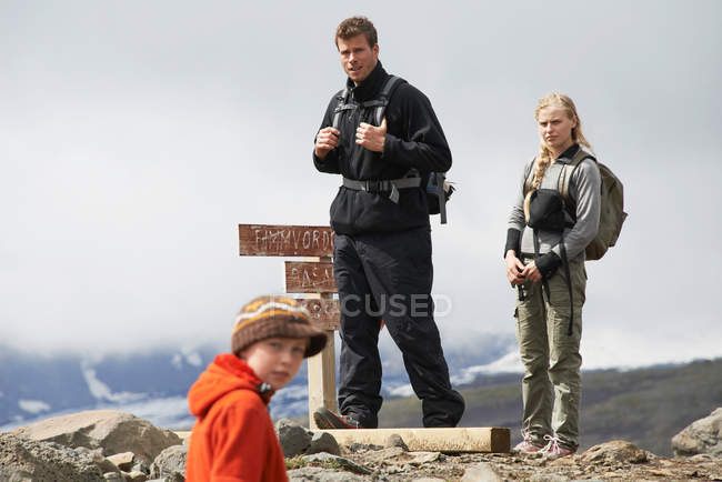 Туристи, що стоять на скелястій вершині пагорба — стокове фото